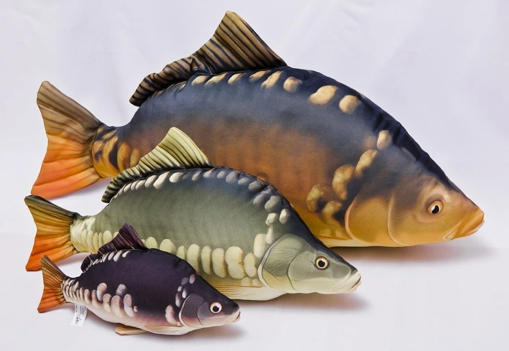 GABY - Polštář Kapr Giant lysec - 90 cm